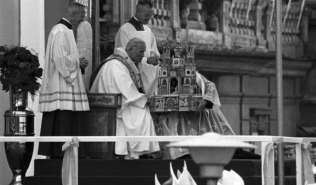 PopeJohnPaulIIReceivesaModelofSt-1.jpg picture by kjk76_93