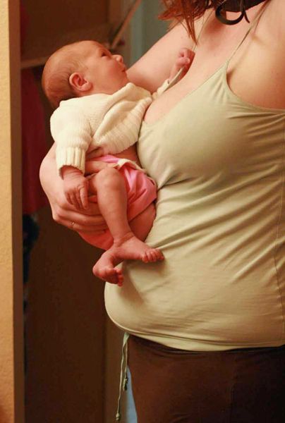 2 weeks postpartum belly shot with newborn baby alrik anb