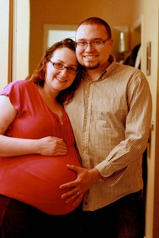 Alrik's birth story: Sweet surprise unassisted home water birth = Hobo Mama homebirth — last picture of the couple before the birth during labor sam me