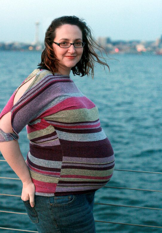 35 weeks pregnant belly pic photo with Seattle skyline in background