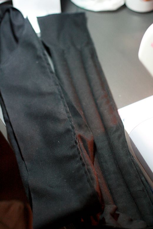 Photo Credit: Hobo Mama sewing straps — black mei tai tutorial