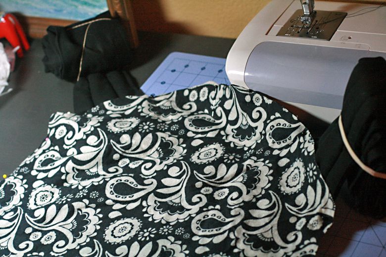 Photo Credit: Hobo Mama lining of black mei tai tutorial