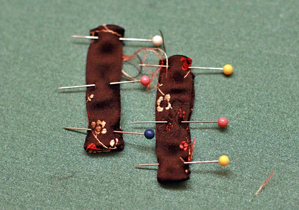 Photo Credit: Hobo Mama hood strap loops pinned — black mei tai tutorial