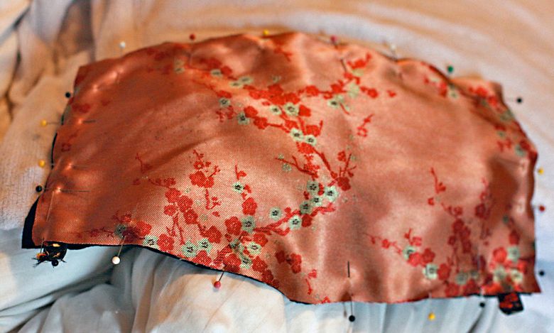 Photo Credit: Hobo Mama hood pinned — black mei tai tutorial