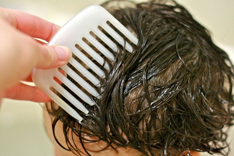Photo Credit: Hobo Mama combing through kid's curls in the bath with a wide tooth comb and lots of conditioner