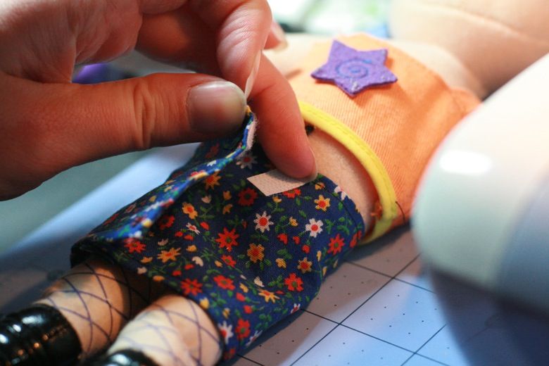 Photo Credit: Hobo Mama mark where other velcro should go — doll clothes craft tutorial