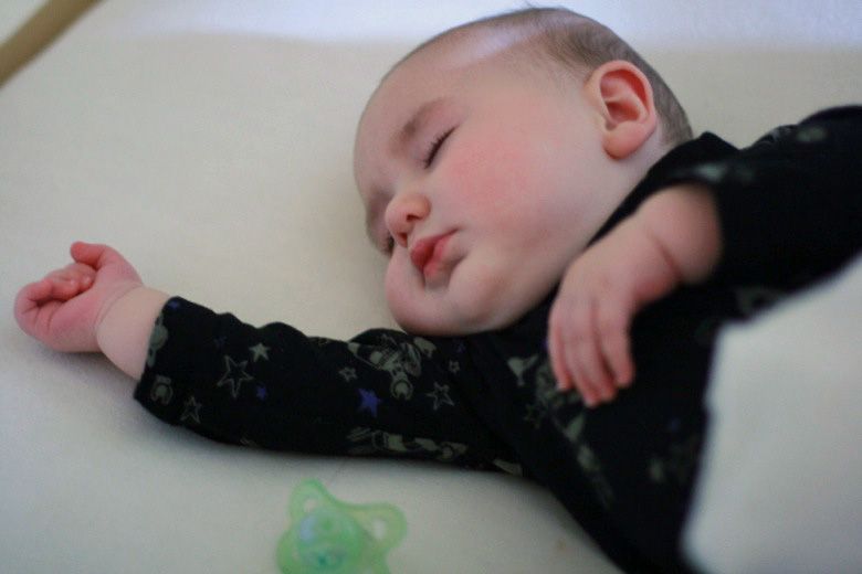 Adding one more to the family bed, safely = Hobo Mama baby sleeping in family bed