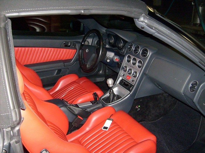 Alfa_Romeo_Spider_interior.jpg