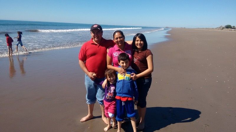 Ricardo and Cristina with their kids, Damaris, Jaziel and Sara on the beach in Las Glorias.