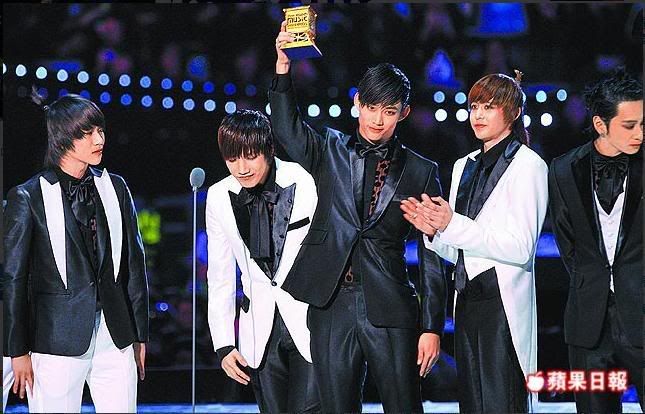 「2PM」前晚獲頒「年度歌手獎」,團員一度哽咽說不出話。韓聯社