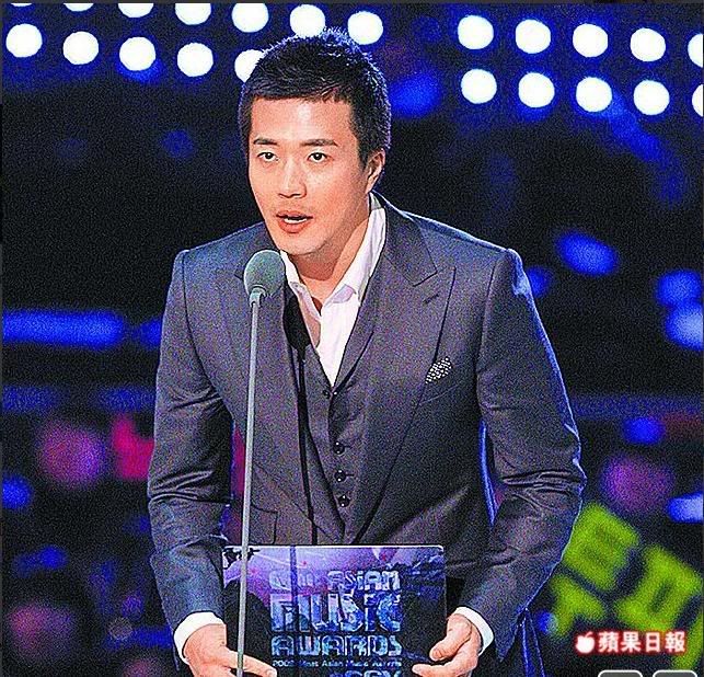 權相佑頒發年度歌手獎,顯得有點緊張。韓聯社