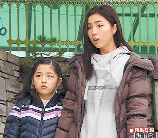 申世京（右）在韓劇《歡樂滿屋》中，帶著妹妹到首爾幫傭躲債，開朗模樣大獲好評。